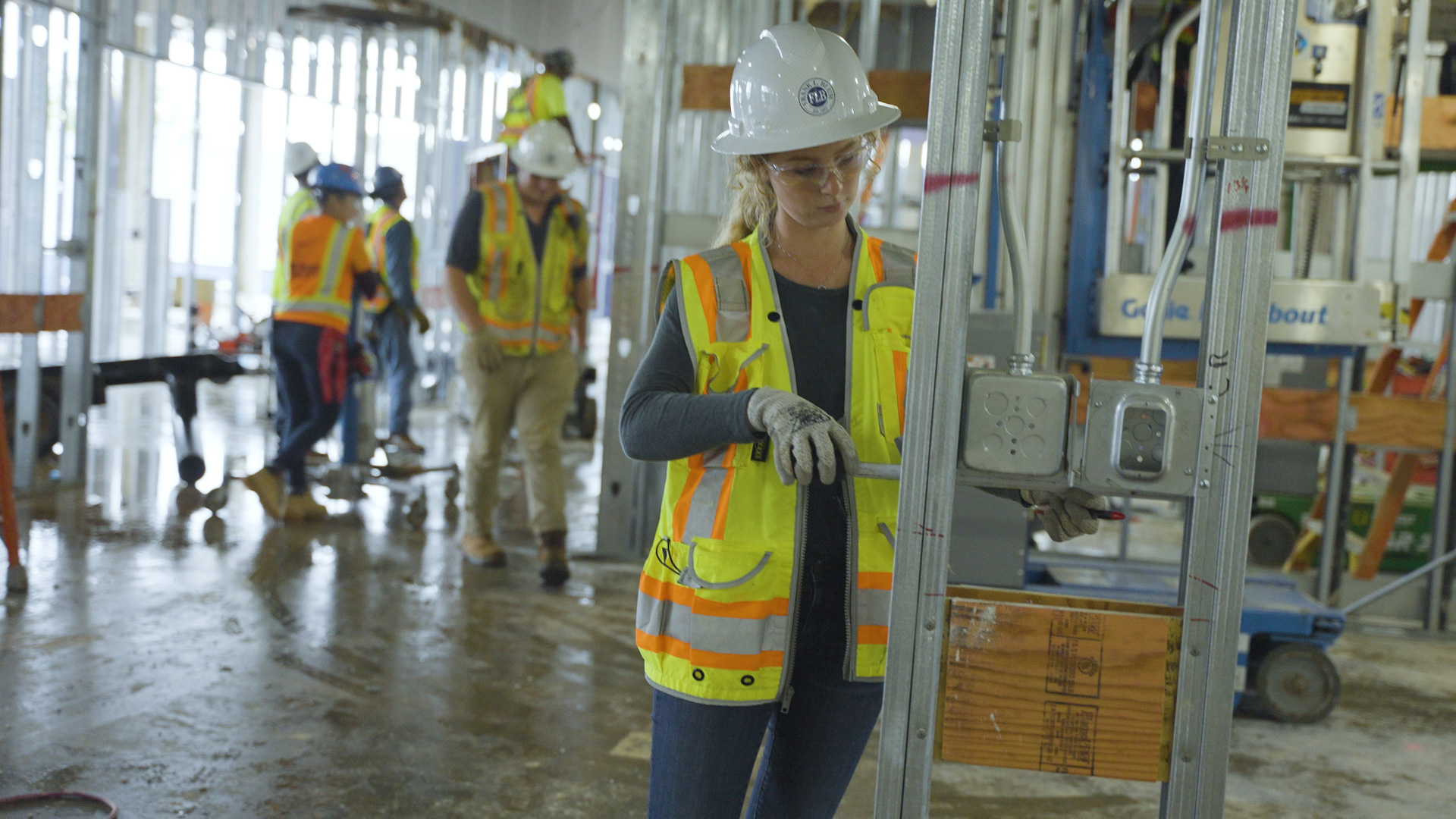 Blum worker measuring support beam